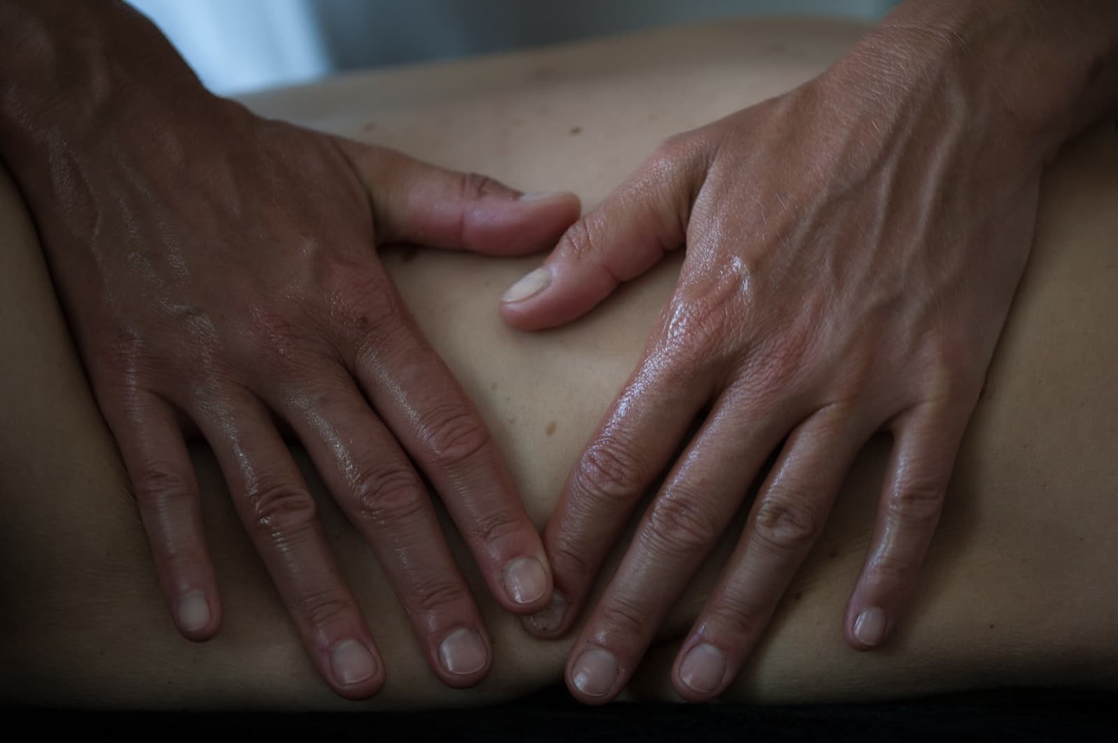 Mains de Stéphanie posées en cœur — geste signature