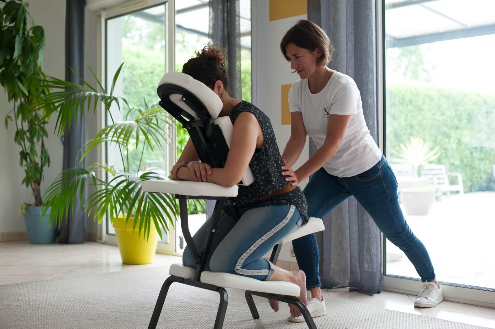 Massage Amma assis sur chaise ergonomique en lieu lumineux