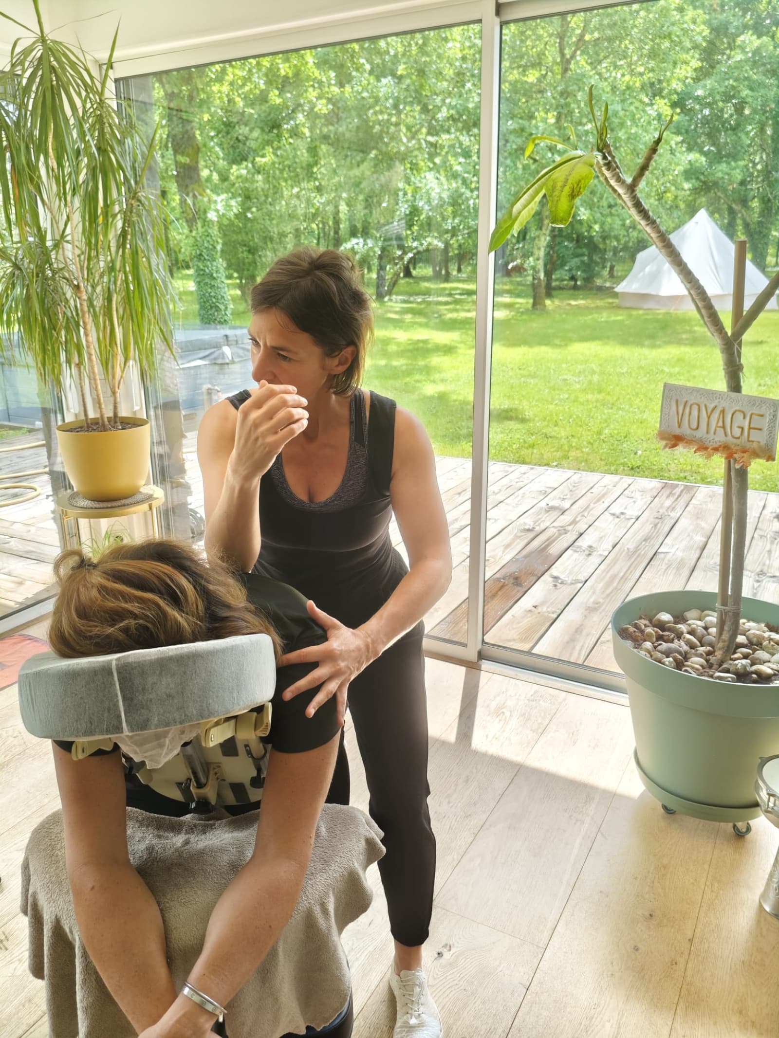 Stéphanie en pause d'écoute pendant un soin en retraite